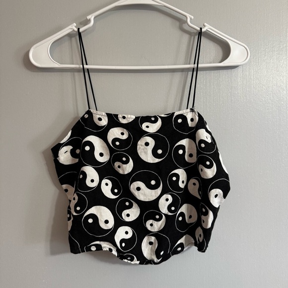 3/$32 Rue21 Size Medium Yin and Yang Crop Top - Picture 1 of 4